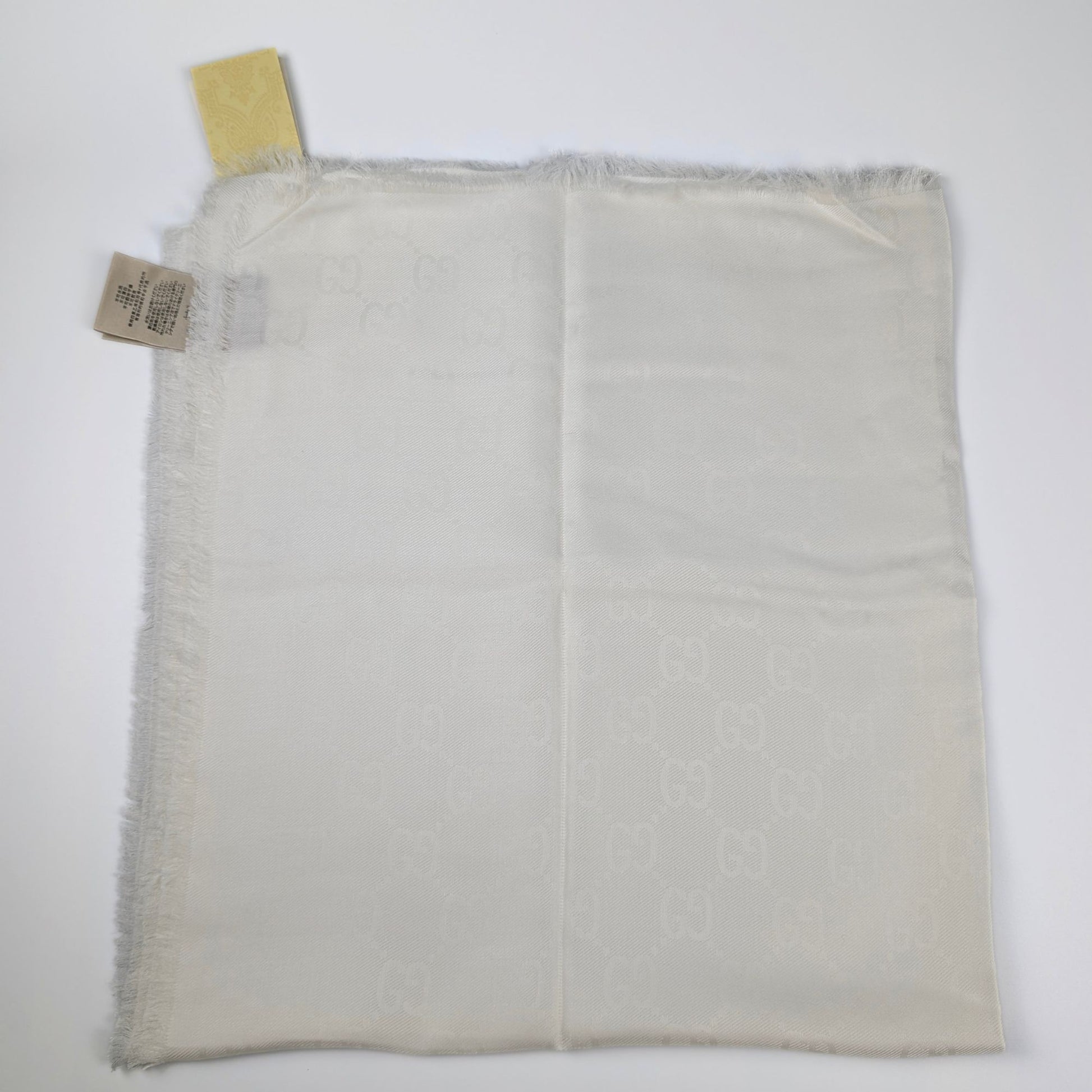 gucci-sciarpa-bianca-gg-jacquard