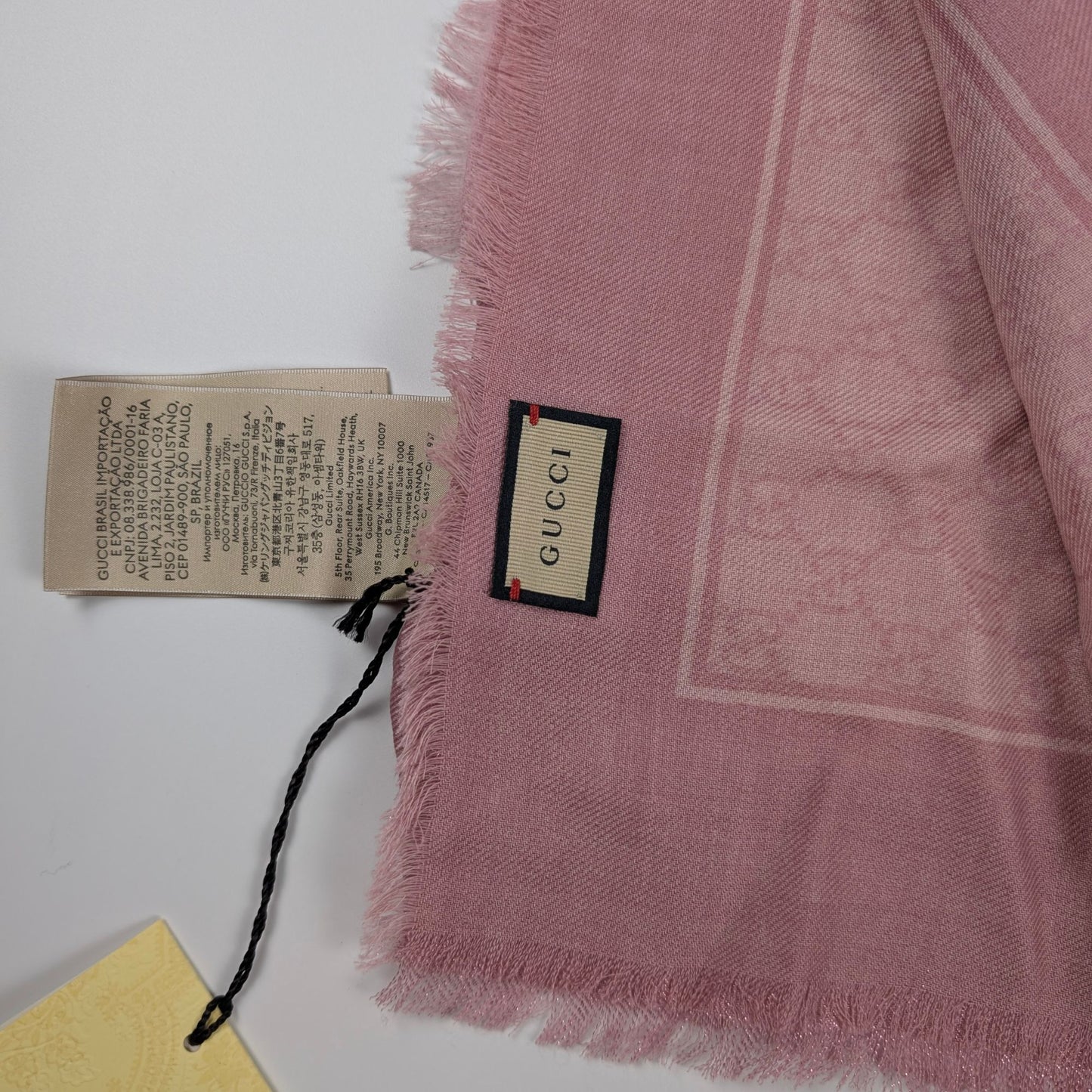 Scialle Gucci in lana GG jacquard rosa lucido piegato con cartellino originale